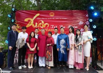 Hoa hậu Huỳnh Trần Ý Nhi tham gia họp mặt đầu năm tại Úc