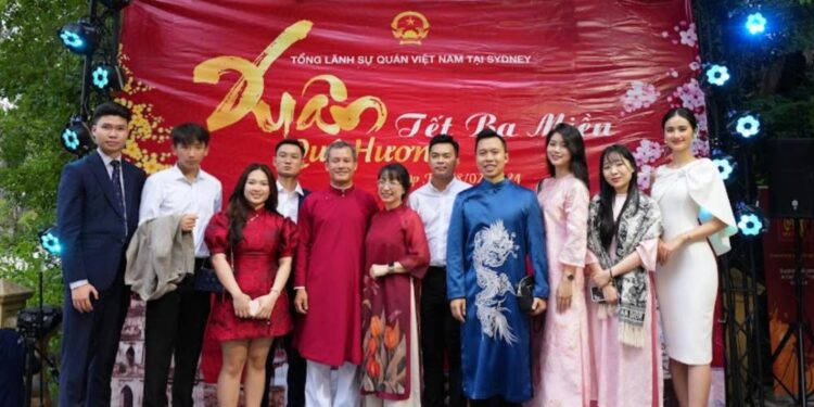 Hoa hậu Huỳnh Trần Ý Nhi tham gia họp mặt đầu năm tại Úc