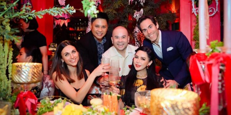 Tiên Nguyễn cùng mẹ chúc mừng doanh nhân Dương Quốc Nam