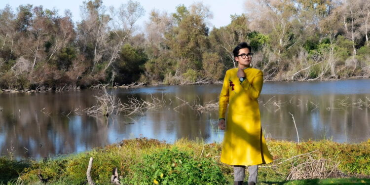 Hoàng Tuấn Minh với họa tiết tranh Đông Hồ, Hàng Trống