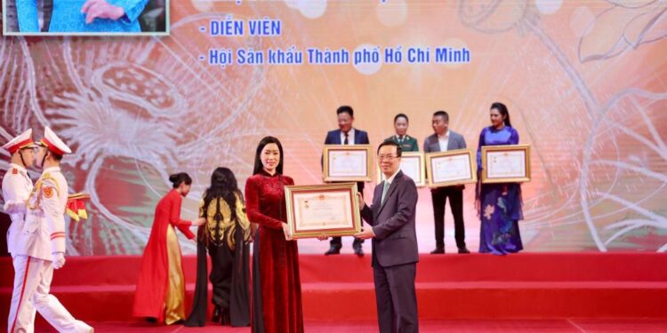 Trịnh Kim Chi vinh dự nhận Bằng danh hiệu Nghệ sỹ Nhân dân từ Chủ tịch nước Võ Văn Thưởng trao tặng