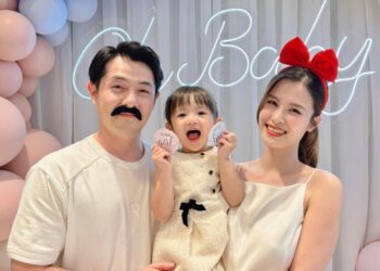 Đông Nhi – Ông Cao Thắng chính thức công khai giới tính nhóc tỳ thứ 2, phản ứng của bé Winnie mà hạnh phúc lây!