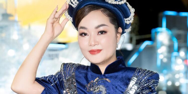    Hoa hậu Hoàng Thanh Nga khoe nhan sắc yêu kiều trong Áo dài của NTK Brian Võ