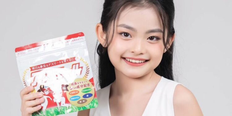 Đại sứ thương hiệu cho dự án Chiều cao học đường Bảo Linh tặng sữa cho các trường tiểu học tại miền Bắc