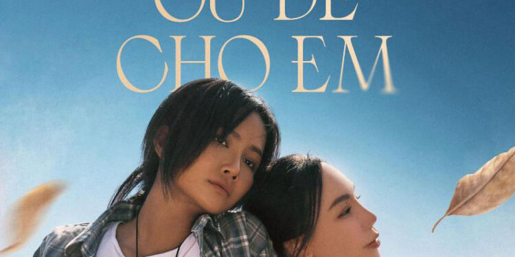 Hồ Quỳnh Hương dựa đầu tình cảm vào H’hen Niê, chuyện gì xảy ra?