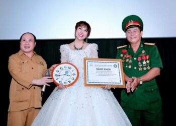 Nhà sản xuất Phi Thanh Vân ngập tràn hạnh phúc trong ngày ra mắt phim “Bí mật gia tộc”