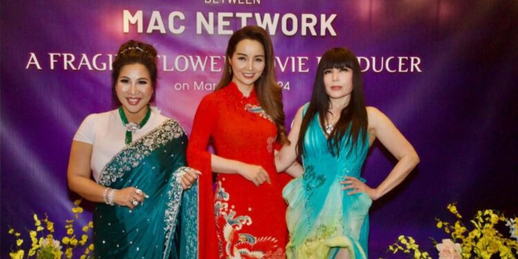 Hai đại cảnh hàng ngàn khán giả trong phim “Đóa hoa mong manh” khiến Mai Thu Huyền phải huy động 7-8 máy quay