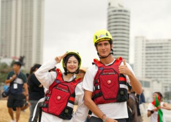 Liz Kim Cương lần đầu lái jetski mà như tay đua chuyên nghiệp