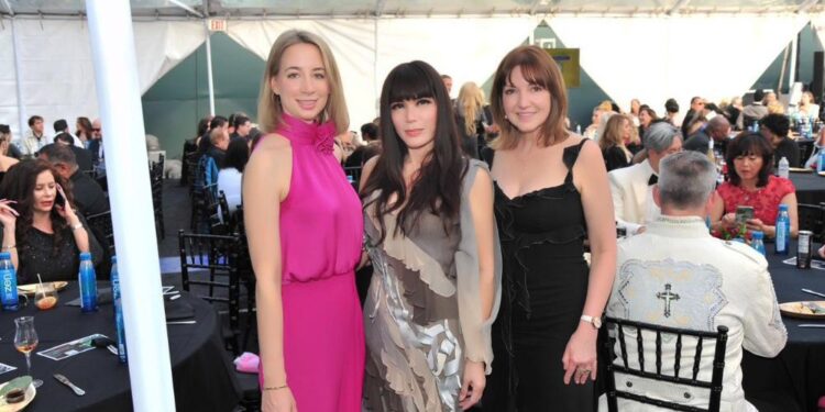 Nhà sản xuất Hollywood khen Đoá Hoa Mong Manh do Nhật Hạ viết kịch bản