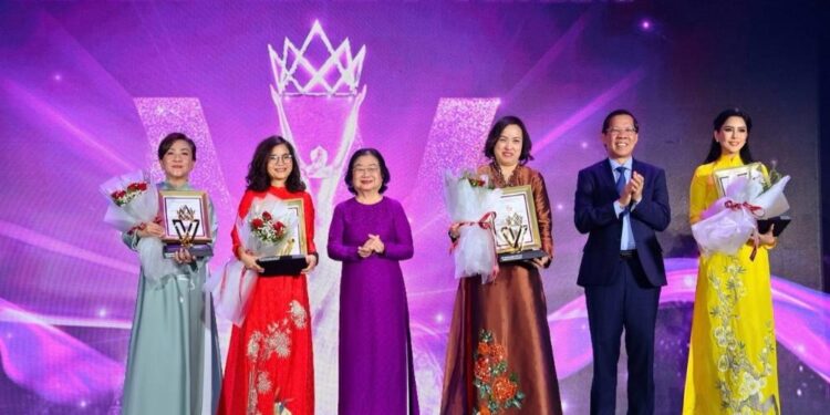 Lê Hồng Thuỷ Tiên được vinh danh nữ doanh nhân xuất sắc TP.HCM 2024