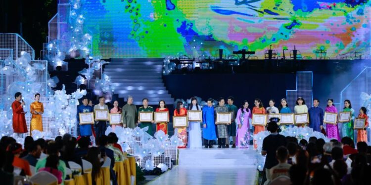 Lộng lẫy đêm khai mạc Lễ hội Áo dài Thành phố Hồ Chí Minh năm 2024