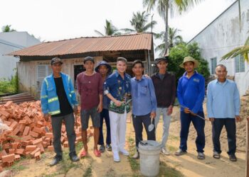Gieo mầm nhân ái, Đàm Vĩnh Hưng dùng tiền đi hát xây nhà cho gia đình nữ phạm nhân