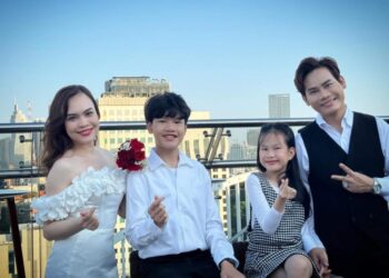 Con trai và con gái Hồng Phúc “đập ống heo” để làm kỉ niệm ngày cưới cho bố mẹ