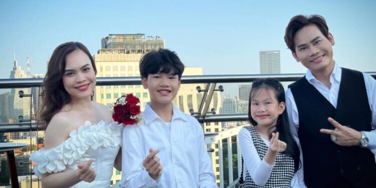 Con trai và con gái Hồng Phúc “đập ống heo” để làm kỉ niệm ngày cưới cho bố mẹ