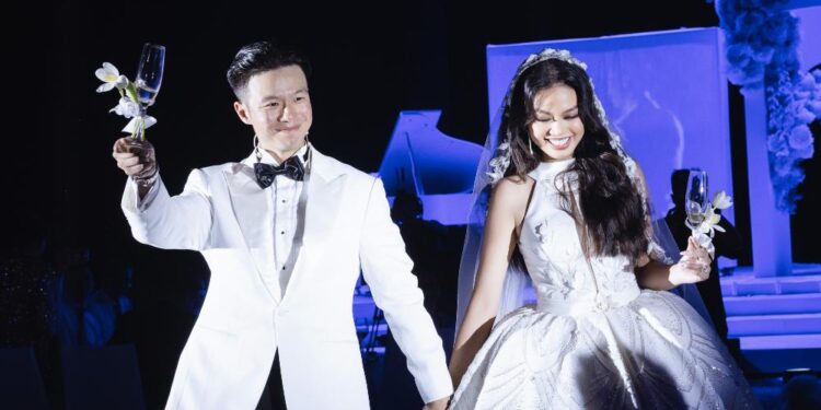 Hai tiểu thư nhà Sơn Kim biểu diễn ca khúc tự sáng tác mừng lễ cưới thiên kim Mika Nguyễn