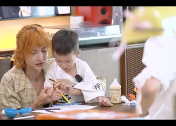 Emily mong con trai học được tính cách điềm tĩnh từ những tấm gương tốt xung quanh