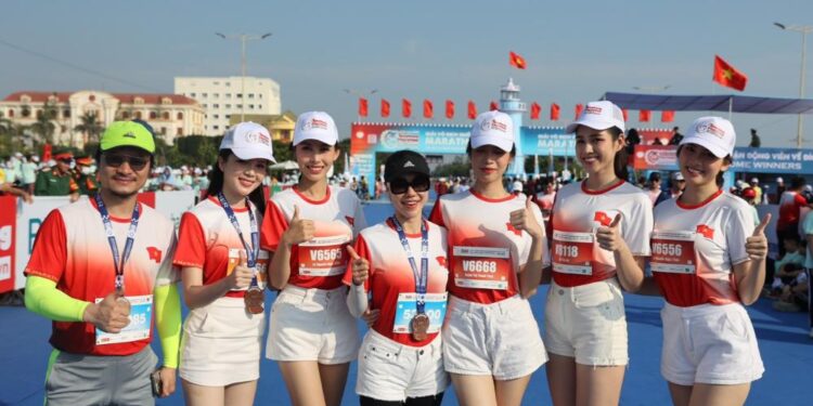 CEO Phạm Kim Dung, Đạo diễn Hoàng Nhật Nam và hàng chục hoa hậu, á hậu chạy ở Phú Yên