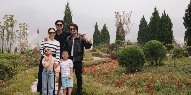 Đạo diễn Hoàng Nhật Nam và CEO Phạm Kim Dung cùng các con trải nghiệm du lịch tại Sa Pa