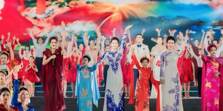 Hoa hậu nhí Quốc tế Phùng Hiểu Anh và Á hậu Bảo Linh xúng xính Áo dài Ngô Nhật Huy tại Lễ hội Hoa phượng đỏ Hải Phòng