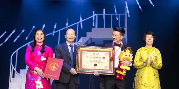 Đàm Vĩnh Hưng xác lập kỷ lục “Ca sĩ trình diễn nhiều mashup nhất trong chương trình ca nhạc” với hơn 62 ca khúc