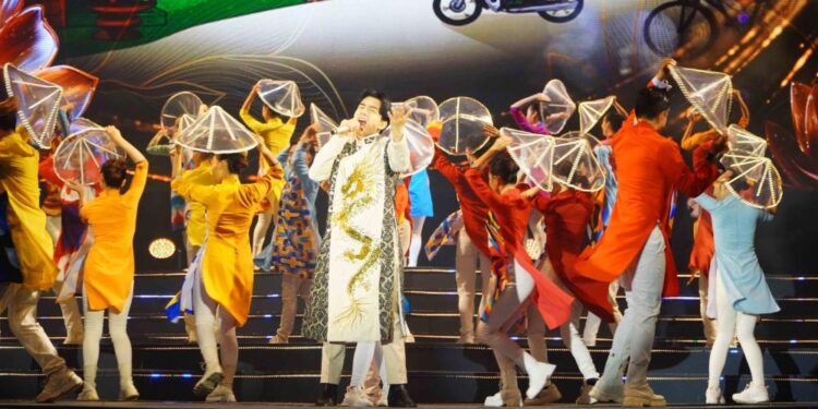 Đan Trường nói gì khi hát lại ca khúc “Một vòng Việt Nam”?