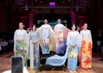 Ngọc Châu, Xuân Hạnh đồng hành cùng nhà thiết kế Trung Đinh quảng bá áo dài Việt ra thế giới 