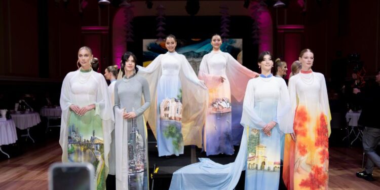 Ngọc Châu, Xuân Hạnh đồng hành cùng nhà thiết kế Trung Đinh quảng bá áo dài Việt ra thế giới