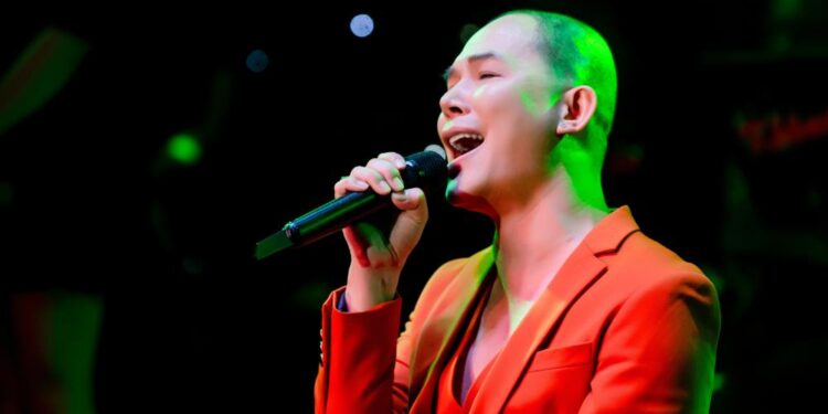 Hát phục vụ khán giả liên tục đến 1 giờ sáng, Nathan Lee chứng tỏ phong độ chưa bao giờ sụt giảm