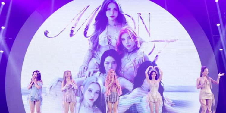 LUNAS lần đầu trình diễn live ca khúc MOONLIGHT khiến fan “đứng ngồi không yên”