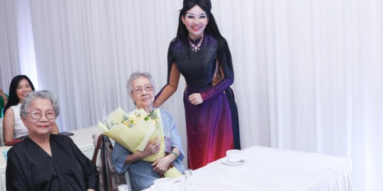 NTK Quỳnh Paris xúc động mang hoa tặng mẹ nhân ngày nhận bằng tiến sĩ danh dự