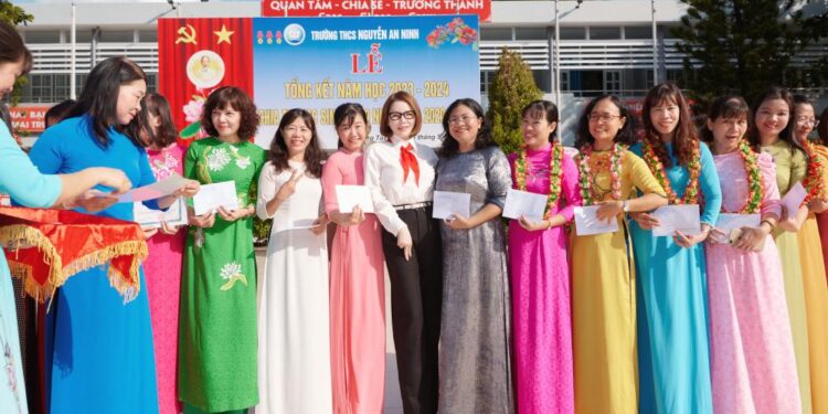 Lý Nhã Kỳ tặng học bổng cho trường cũ