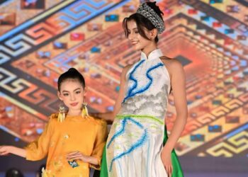 Đại sứ Tuyết Mai khoe thần thái rạng ngời cùng Hoa hậu Ấn Độ trên sàn diễn “Tôn vinh bản sắc Việt