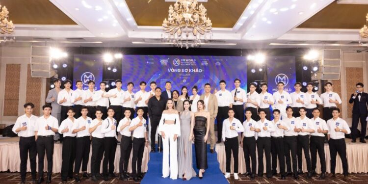 Thí sinh “bắn” tiếng Anh với giám khảo Lương Thùy Linh tại Sơ khảo Mr World Vietnam 2024