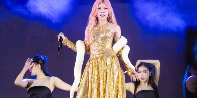 Chị đẹp Chi Pu, Trang Pháp thi nhau mang hit mới đến School Fest trình diễn chiêu đãi cho 40.000 sinh viên