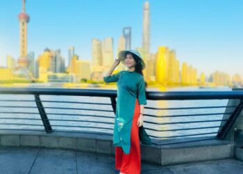 Đại sứ Bảo Hiểm Rừng Xanh Trúc Thy duyên dáng trong áo dài Mẹ Thiên Nhiên bên Bến Thượng Hải