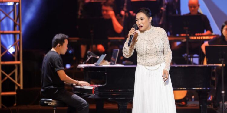 Hà Lê cùng Siu Black khuấy động đêm nhạc “Đóa hồng gai” của Phương Thanh