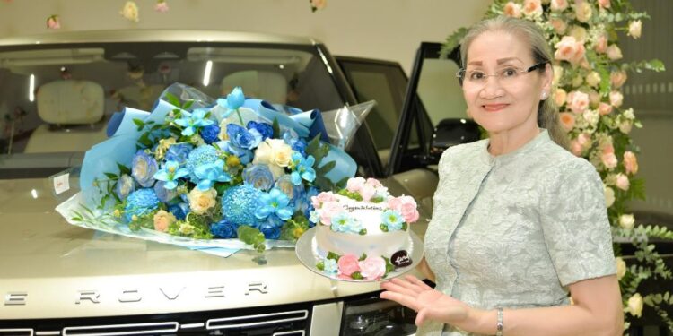 Mẹ Lý Nhã Kỳ tặng con gái siêu xe 15 tỷ đồng