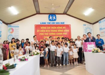 Ông Johnathan Hạnh Nguyễn tặng 1 tỷ đồng cho Quỹ Bảo trợ Trẻ em Việt Nam  