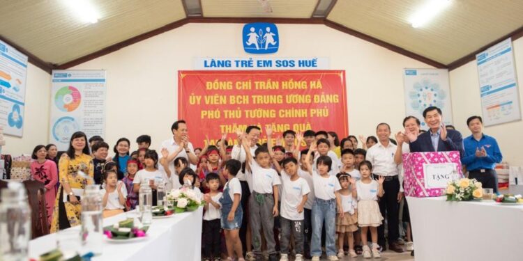 Ông Johnathan Hạnh Nguyễn tặng 1 tỷ đồng cho Quỹ Bảo trợ Trẻ em Việt Nam