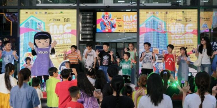 Sự kiện “IMC Tower Fiesta” náo nhiệt thu hút nhiều người tham gia đến nghe nhạc,  thưởng thức ẩm thực, chơi game nhận quà,…