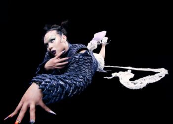 Tiếp tục với hình ảnh “phi giới tính”, top 10 Vietnam Idol Lê Khoa toả sáng  trong bài nhạc “Nobody Like You” 