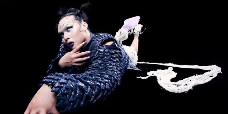 Tiếp tục với hình ảnh “phi giới tính”, top 10 Vietnam Idol Lê Khoa toả sáng  trong bài nhạc “Nobody Like You” 