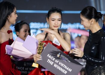  Nguyễn Thị Thu Phương ngập tràn hạnh phúc khi được vinh danh quán quân Tìm kiếm người mẫu triển vọng Việt Nam