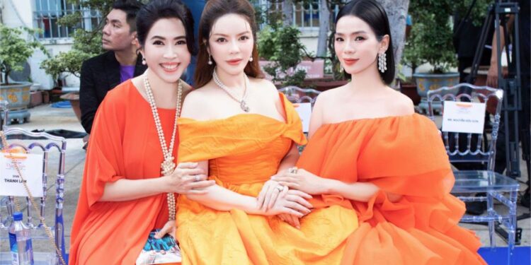 Lý Nhã Kỳ khoe vai trần gợi cảm tại Ga Sài Gòn