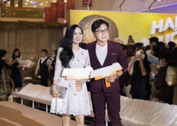 Hà Phương trẻ trung, diện cây hàng hiệu sánh bước bên “người tình sân khấu” – Trần Sang”