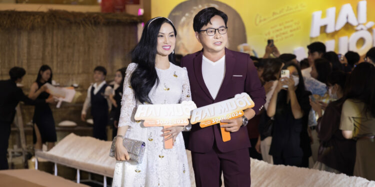 Hà Phương trẻ trung, diện cây hàng hiệu sánh bước bên “người tình sân khấu” – Trần Sang”