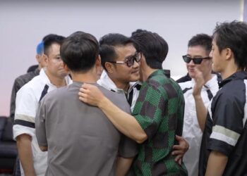 Tiến Luật, Đinh Tiến Đạt nghẹn giọng, cố nén xúc động trong khi trình diễn Thu Hoài