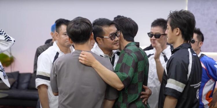 Tiến Luật, Đinh Tiến Đạt nghẹn giọng, cố nén xúc động trong khi trình diễn Thu Hoài