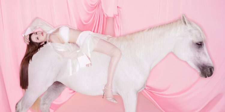 Lý Nhã Kỳ sexy quyến rũ hết nấc, lấp ló bikini gợi cảm