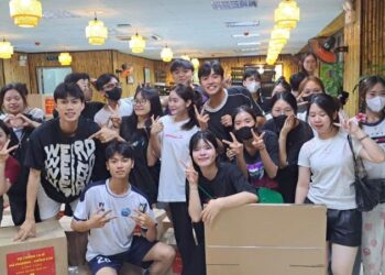 Ca sĩ tỉ phú’ Hà Phương giúp đỡ bà con miền Bắc